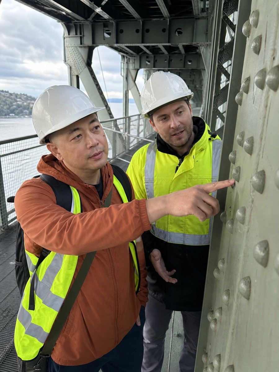Does that hard hat actually stay put while pointing?
