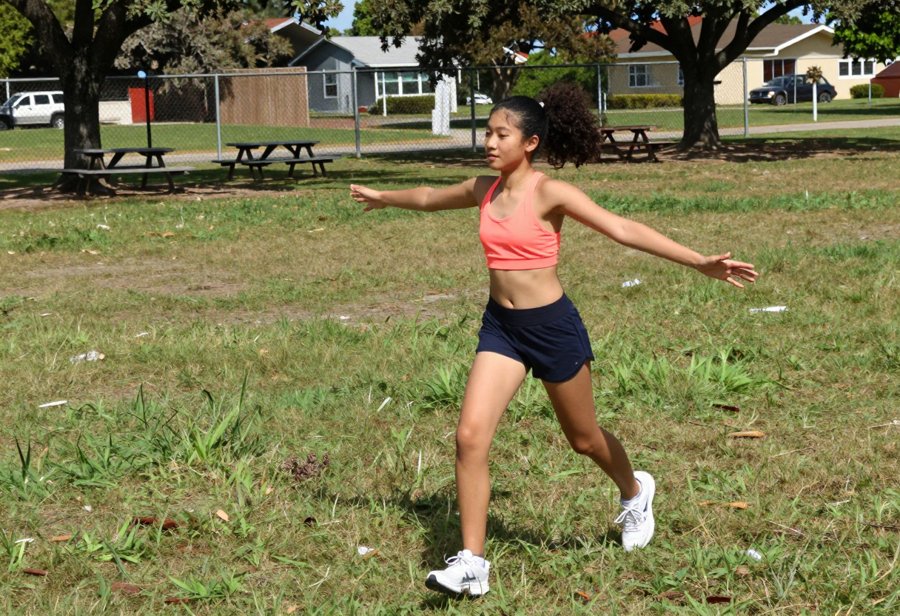 Athletic Summer Fit: Frisbee Date Vibes