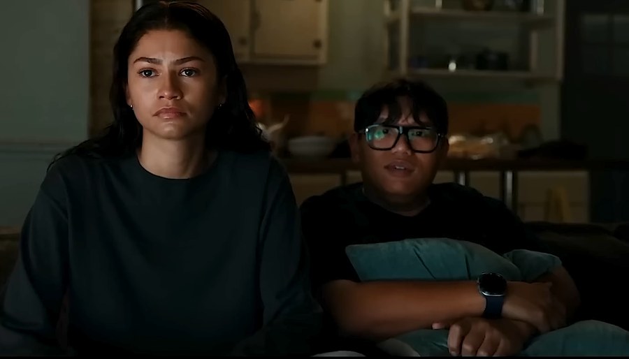 the thick-frame glasses and black tee combo in brand new day is easy smart-casual
