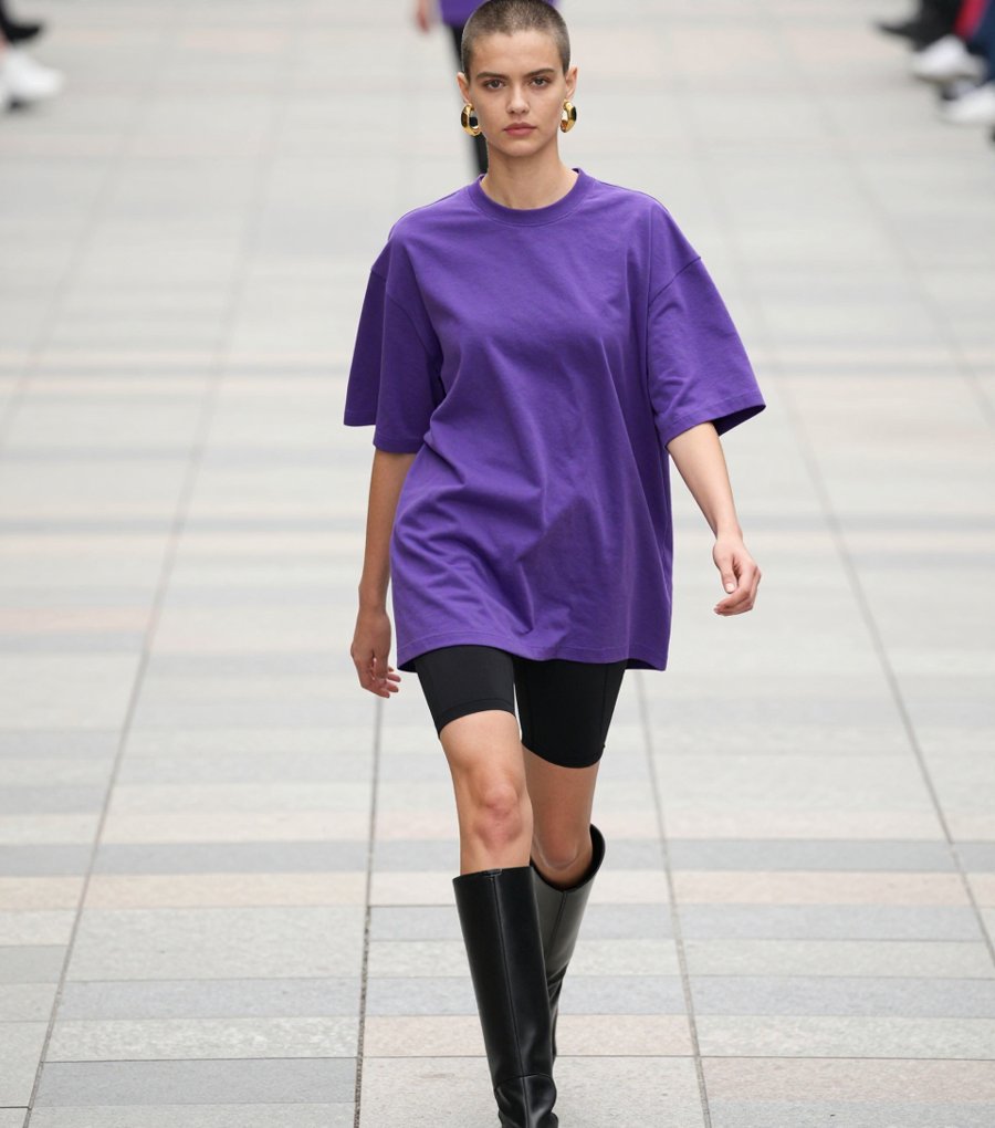 Loving how this oversized purple tee trend plays out